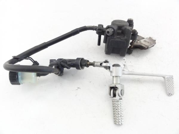 Yamaha YZF R1 RN12 Bj 04-06 Bremssattel Bremszylinder Fußbremse Fußraste